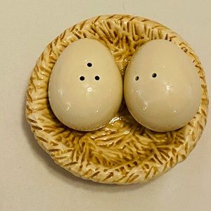 SAKURA David Brown “On the Farm” Collection Salt & Pepper Shakers.